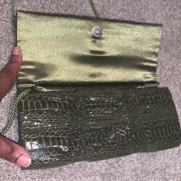 NWT. La Regale convertible clutch/purse with strap. Olive. - Picture 4 of 7